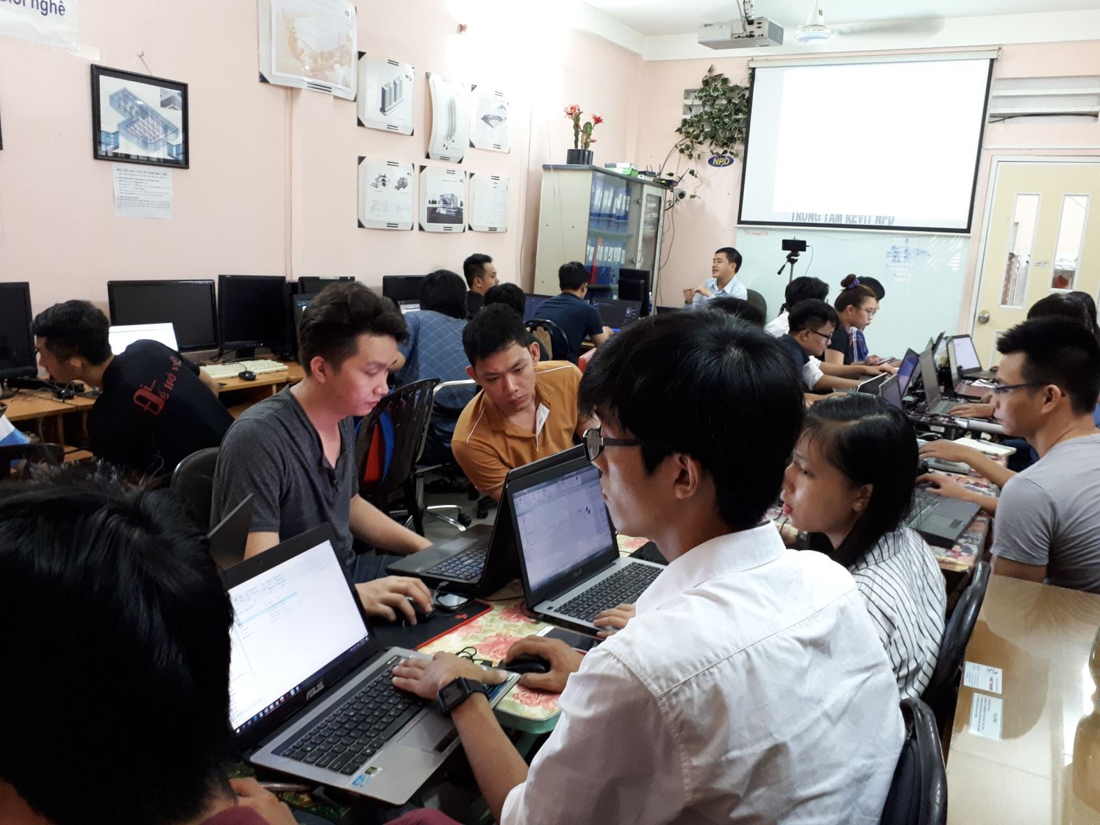 CLIP CÁC LỚP REVIT TRỰC TIẾP VÀ REVIT ONLINE TƯƠNG TÁC