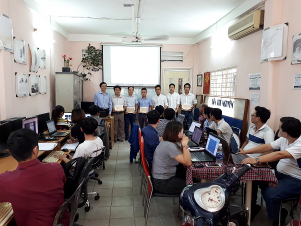 Ảnh phát Giấy chứng nhận cuối khóa học Revit tháng 8 năm 2018